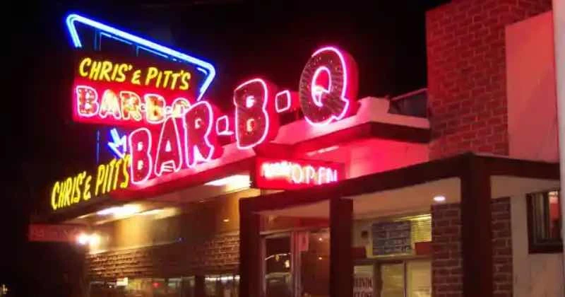 Neon Road Signs Shine at the Museum of Neon Art: Awe-Inspiring Designs